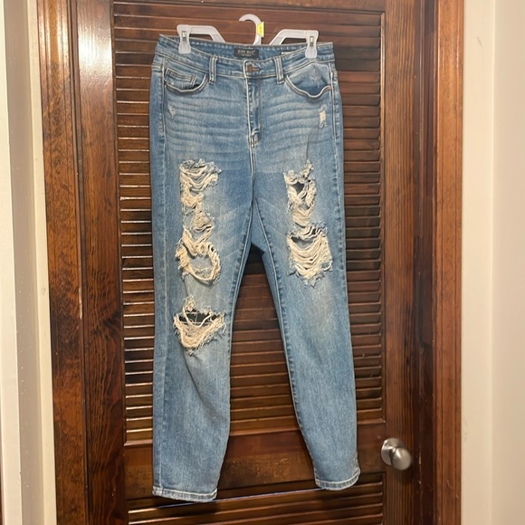 Judy Blue Distressed Boyfriend Fit Denim Jeans - Picture 6 of 13